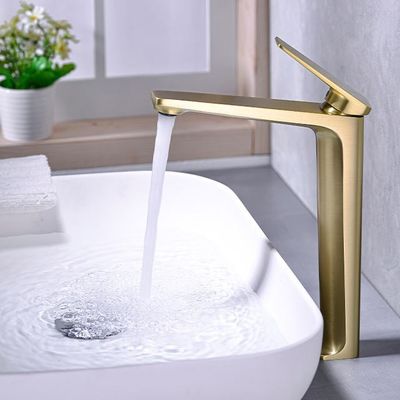 Sans plomb en sécurité de sentir méticuleux chaud et froid d'or de robinet moderne de lavabo
