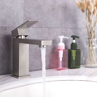 Balayé argentez le lavabo 302 inoxydable chaud et les robinets froids non faciles à se rouiller