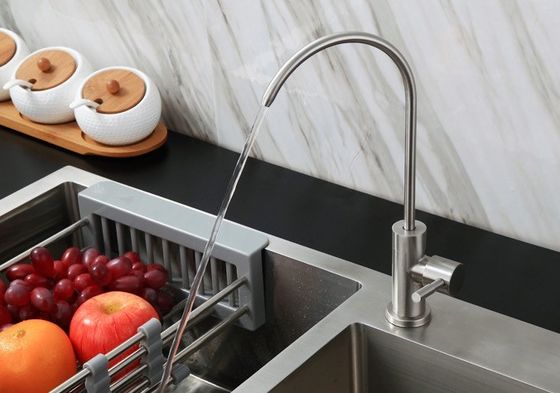 L'OEM a balayé les robinets de cuisine d'acier inoxydable chauds et le robinet d'eau froide pour la cuisine