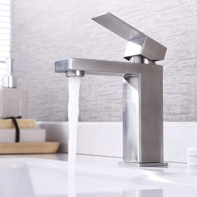 Favorables à l'environnement balayés argentent le mélangeur de robinet d'eau chaude et froide pour le lavabo
